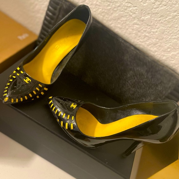 🔥 Rare Vintage Chanel Black & Yellow Patent Heels — Size 37.5 / 100% Authentic - Picture 4 of 9